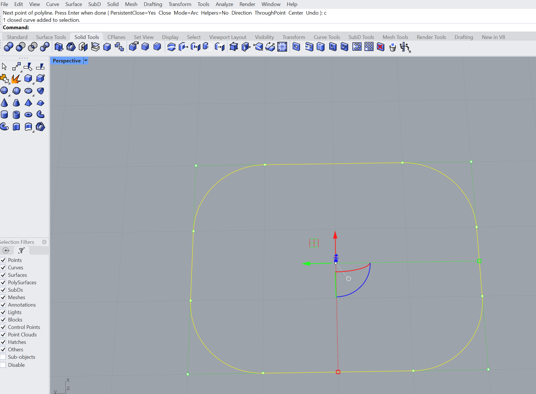 Una polilínea cerrada en amarillo con cuatro lados rectos y las
                cuatro esquinas redondeadas con arcos. En la línea de órdenes,
                «Next point of polyline ( PersistentClose=Yes Close Mode=Arc
                … )» y «1 closed curve added to selection».